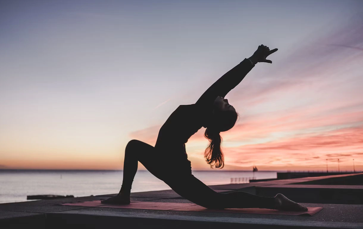 Clase avanzada de Vinyasa Yoga.